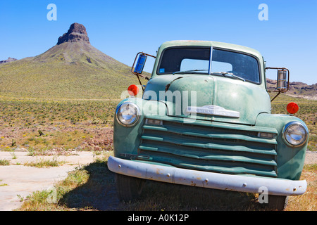 USA ARIZONA ROUTE 66 COOL SPRINGS GAS STATION CHEVY TRUCK 1951 2-TON Stock Photo