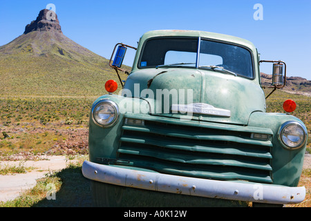 USA ARIZONA ROUTE 66 COOL SPRINGS GAS STATION CHEVY TRUCK 1951 2-TON WRECKER Stock Photo