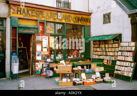 SHAKESPEARE AND COMPANY SECONDHAND BOOKSTORE AND PAVEMENT STALL DISPLAY PARIS FRANCE EUROPE Stock Photo