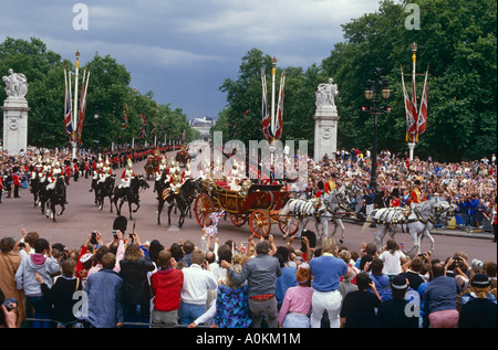 The wedding of Prince Andrew to Sarah, Duchess of York. Carriage in The Mall, London Stock Photo