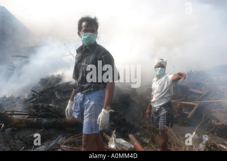 funeral pyre dead being burnt Tsunami earthquake on sea floor Nagapattinum Velankanni Tamil Nadu India Stock Photo