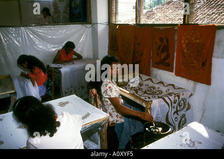 Woman producing Batik hand printed cotton artwork factory in Sri Lanka Stock Photo