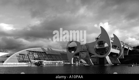 The Falkirk Wheel rotating boat lift linking the Forth and Clyde Canal from Glasgow to the Canal from Edinburgh Stock Photo