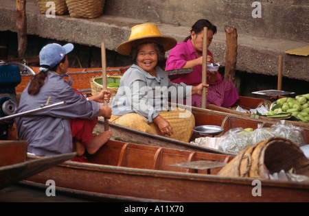 Women in boats chatting at Talaat Khlong Ton Kem Floating Market, Damneon Saduak, Thailand Stock Photo