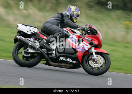 side on view of rider on red white black Honda CBR 900RR 900 RR Fireblade at kirkistown track day kirkistown circuit Stock Photo