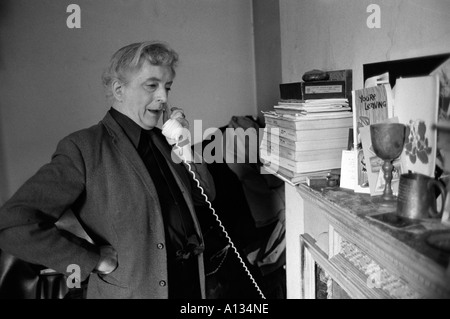 Quentin Crisp his Beaufort Street, Chelsea bed sitting room London flat immediately before he left the Uk to live in New York 1981.1980s  HOMER SYKES Stock Photo