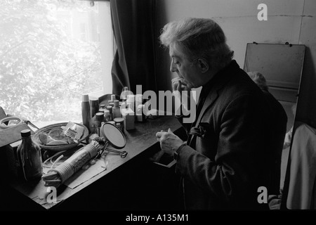 Quentin Crisp his Beaufort Street, Chelsea bed sitting room London flat immediately before he left the Uk to live in New York 1981.1980s  HOMER SYKES Stock Photo