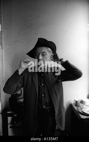 Quentin Crisp his Beaufort Street, Chelsea bed sitting room London flat immediately before he left the Uk to live in New York 1981.1980s  HOMER SYKES Stock Photo