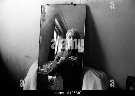 Quentin Crisp his Beaufort Street, Chelsea bed sitting room London flat immediately before he left the Uk to live in New York 1981.1980s  HOMER SYKES Stock Photo