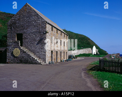 dh  DUNBEATH CAITHNESS Warehouse Storage building with white washed ice house at harbour scotland Stock Photo