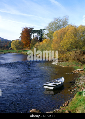 dh Anglers rowing boat RIVER TWEED BORDERS Autumnal golden brown trees riverbank fishing tranquil autumn scotland Stock Photo