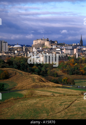 dh  HOLYROOD PARK EDINBURGH Edinburgh Castle city skyline cityscape scotland uk Stock Photo