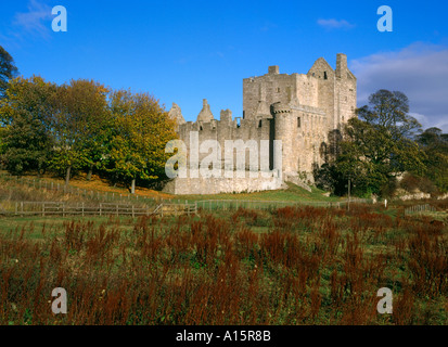 dh 14th century castles CRAIGMILLAR CASTLE LOTHIAN SCOTLAND Scottish Ruins historic scotland midlothian ruin autumn Stock Photo
