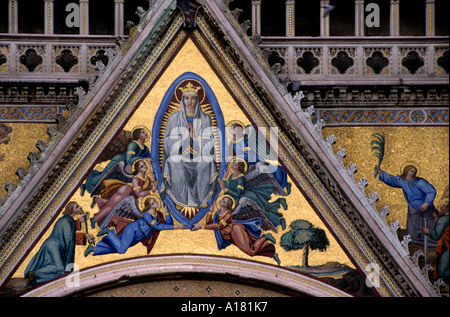 The Duomo di Orvieto is a large 14th century Roman Catholic cathedral situated in the town of Orvieto in Umbria, central Italy. Stock Photo