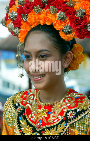 49. #Malaysia - 78 Traditional Costumes from #around the World ... →  #Fashion [ more at http:… | Costumes around the world, Traditional outfits,  Traditional fashion