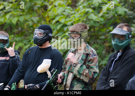 Equipe de paintball e estratégia militar com trabalho em equipe de missão e  zona de guerra com esportes ao ar livre grupo de soldados planejando plano  de jogo tático no campo de