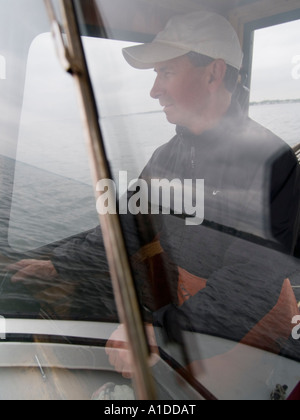 R I Quahogger (shell fisherman) John Jackie Bannon works on Narragansett Bay Stock Photo