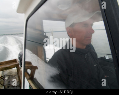 R I Quahogger (shell fisherman) John Jackie Bannon works on Narragansett Bay Stock Photo