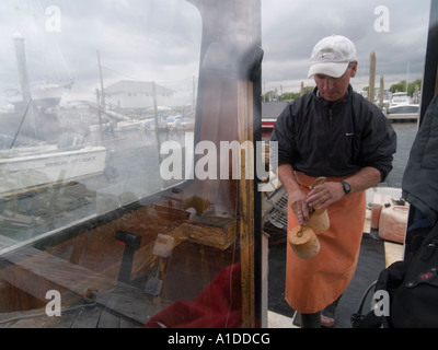 R I Quahogger (shell fisherman) John Jackie Bannon works on Narragansett Bay Stock Photo