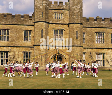 Maypole Kent May Pole Dance, Children, Maypole Stock Photo - Alamy