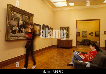 Courtauld Art Gallery Somerset House 22 March 1990 UK. Woman artist drawing from, A Bar at the Folies Bergère by Édouard Manet London HOMER SYKES Stock Photo