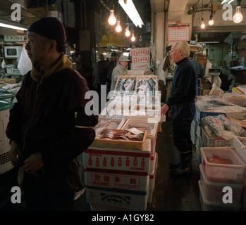 Vendors offering their fish for sale at the Tsukiji fish market in Tokyo Stock Photo