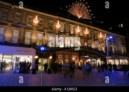 LATE NIGHT SHOPPING AT XMAS IN BUCHANAN STREET GLASGOW Stock Photo