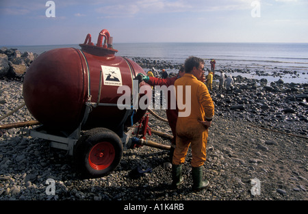 Pumping oil from stoney foreshore MPCU Wisemen's Bridge Sea Empress oil spill Pembrokeshire Stock Photo