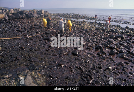 Pumping oil from stoney foreshore MPCU Wisemen's Bridge Sea Empress oil spill Pembrokeshire Stock Photo