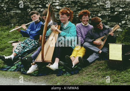 YOUNG MUSICIANS, SOME RED HAIRED, PLAY FOR VISITORS TO THE CLIFFS OF MOHER CO CLARE IRELAND Stock Photo