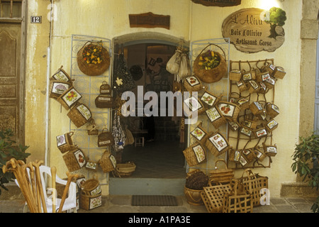 SHOP FRONT OF AN ARTISAN IN OLIVE WOOD I 'LLE ROUSSE CORSICA Stock Photo