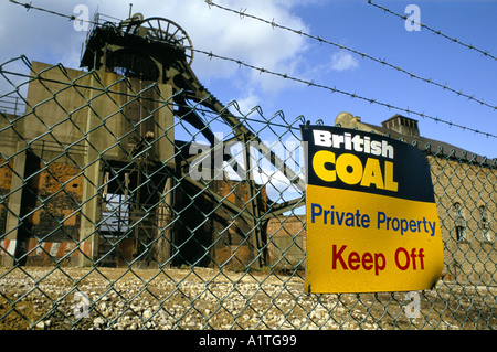CLOSED PIT AT MANSFIELD COAL FIELDS SIGN ON WIRE NETTING FENCE NOTTINGHAMSHIRE OCT 1992 Stock Photo