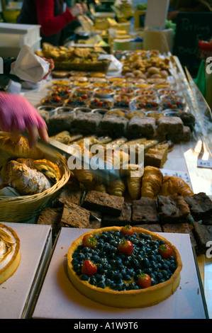 Bread and Cake Stall, Borough market, Bermondsey, Southwark, London, UK ...