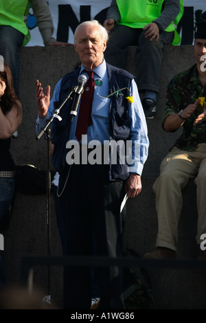 Tony Benn ex labour MP speaking at an anti war demo in London Trafalgar Square 2005 Stock Photo