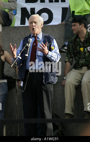 Tony Benn ex labour MP speaking at an anti war demo in London Trafalgar Square 2005 Stock Photo