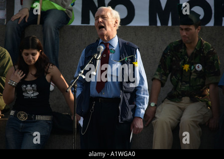 Tony Benn ex labour MP speaking at an anti war demo in London Trafalgar Square 2005 Stock Photo