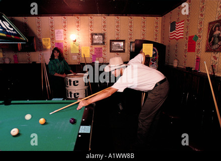 MAN PLAYING POOL SUNDANCE SALOON ALBUQUERQUE NEW MEXICO 1993 Stock Photo