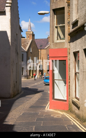 dh Dundas Street STROMNESS ORKNEY Houses cobbled and Orkney people church spire tourist town road buildings along narrow slate slabbed street scotland Stock Photo