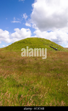 dh Bronze age Chamber tomb MAESHOWE ORKNEY Prehistoric neolithic burial mound ancient site chambered cairn Stock Photo