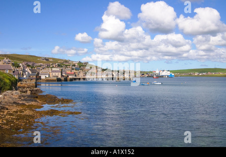 dh Harbour STROMNESS ORKNEY Hamnavoe harbour houses and boats Stock Photo