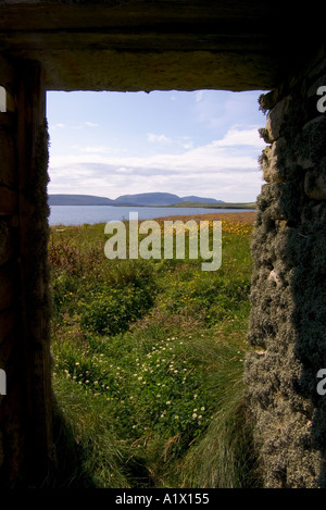 dh Breckness ORPHIR ORKNEY Lichen stone walled fishermen hut arch view Scapa Flow Hoy Hill Stock Photo