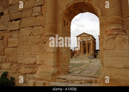 Temple of Minerva at The grand Forum in roman ancient Sufetula, today known as Sbeitla, Tunisia. View through the Antonine Gate Stock Photo