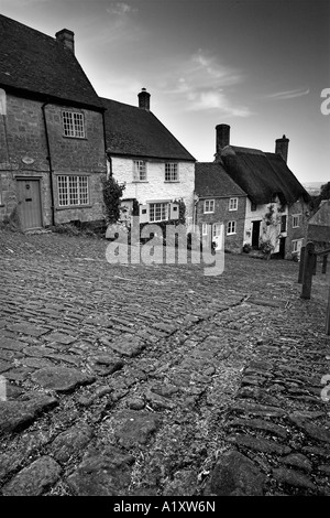 Ancient cottages lead down cobbled Gold Hill, Shaftesbury, Dorset Stock Photo