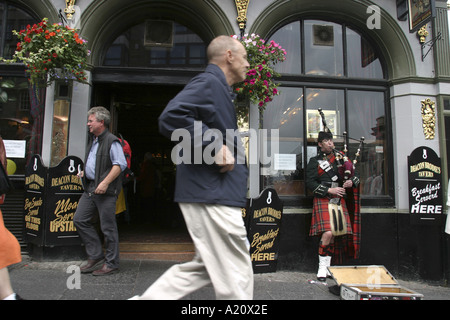 Royal Mile, during Edinburgh International Arts Festival. Edinburgh, Scotland. Stock Photo