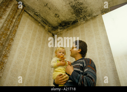 A father and his child forced to live in only one room because of damp ...