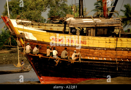 Burmese boat painting hi-res stock photography and images - Alamy