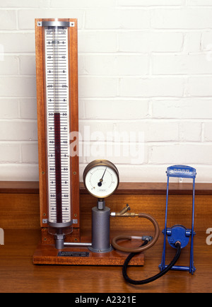 Boyle's law apparatus for investigating the relationship beween the pressure and the volume of a gas Stock Photo