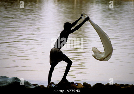 FAMINE IN SUDAN 1985 REFUGEE CAMP AT EL FASHER DARFUR REGION WASHING CLOTHES Stock Photo