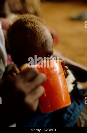 FAMINE IN SUDAN 1985 REFUGEE CAMP AT EL FASHER DARFUR REGION  1985 Stock Photo