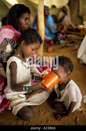 FAMINE IN SUDAN 1985 REFUGEE CAMP AT EL FASHER DARFUR REGION  1985 Stock Photo